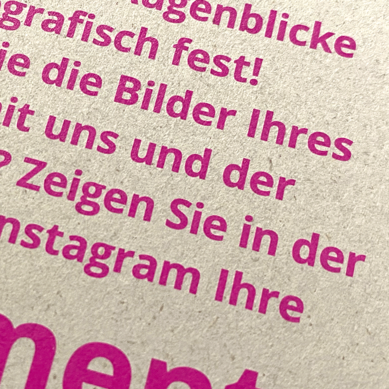Text in Leuchtfarbe Magenta gedruckt auf Kraftpack